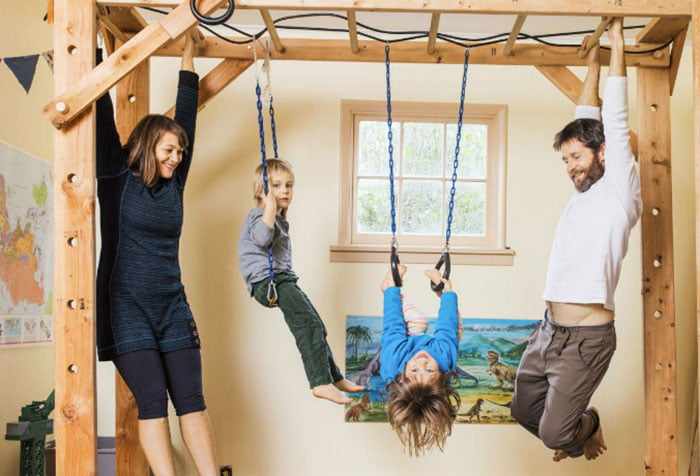 Родители с детьми на самодельной шведской стенке