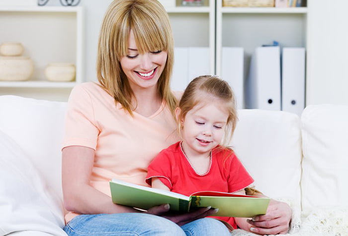 Мама учит дочку читать