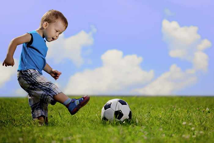 Ребенок с футбольным мячиком