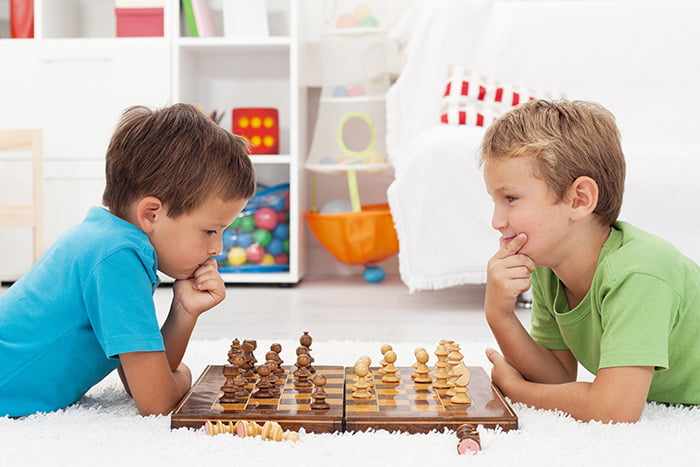 Дети играют в шахматы
