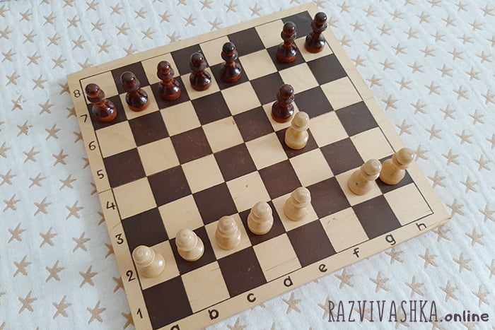 Две пешки напротив друг друга на шахматной доске