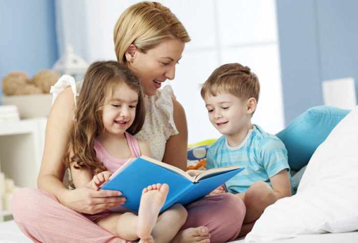 Дети с мамой читают сказку