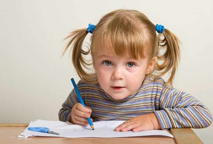 Девочка учится писать