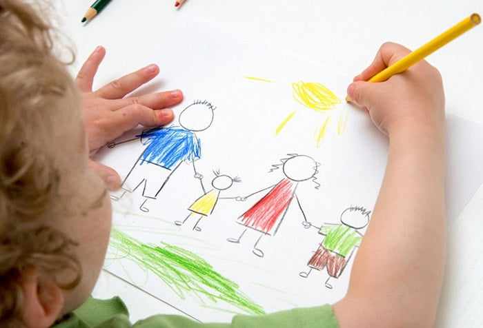 Ребенок рисует семью