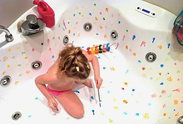 Девочка рисует красками в ванной