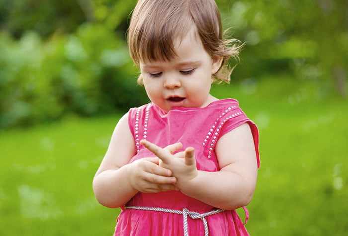 Маленькая девочка считает на пальцах