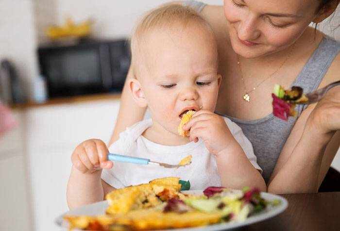 Ребенок ест из маминой тарелки