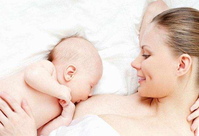 Кормление младенца грудью