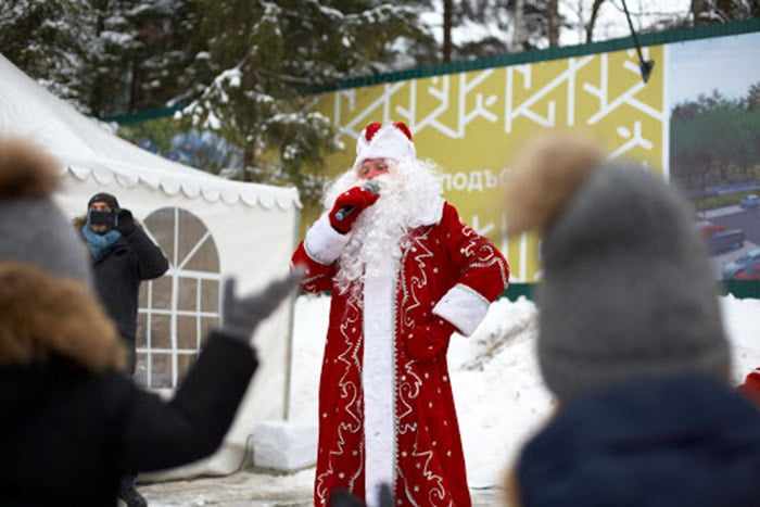 Дед Мороз проводит конкурс для детей