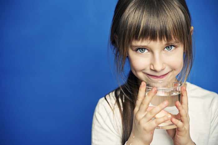 Девочка со стаканом воды