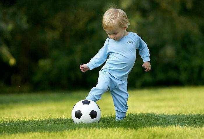 Двухлетний ребенок с мячом