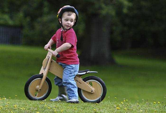 Трехлетний ребенок с велосипедом
