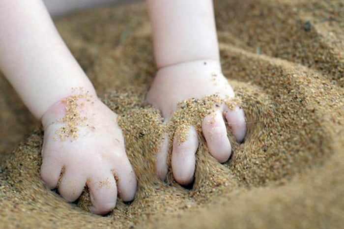 Ребенок играет в песке