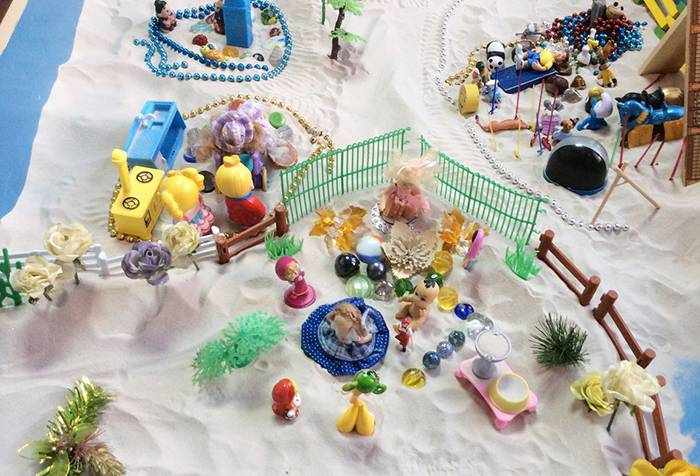 Песок и мелкие игрушки