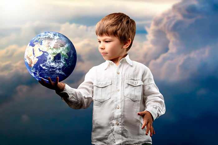 Ребенок с макетом Земли