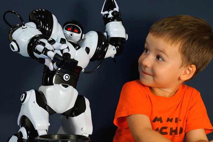 Четырехлетний мальчик с роботом