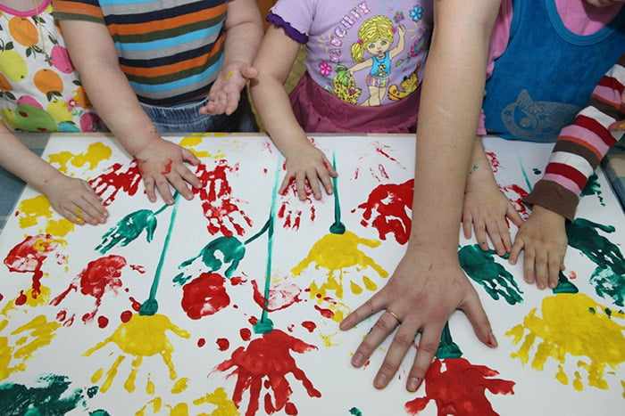 Дети рисуют цветы отпечатками ладошек