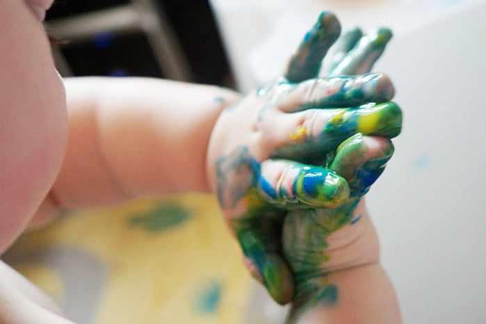 Малыш испачкал руки красками
