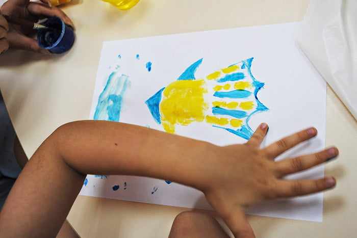Ребенок рисует отпечатками ладони