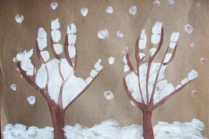 Заснеженные деревья, нарисованные отпечатками ладошек