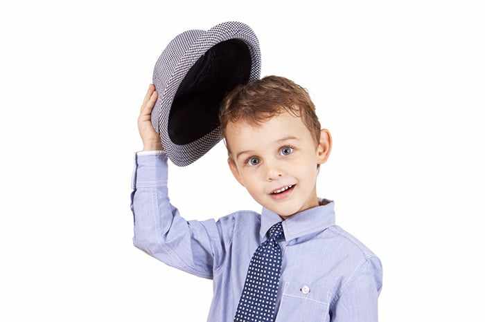 Мальчик снимает шляпу