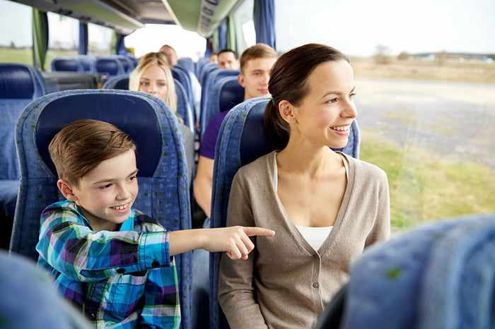 Ребенок едет с мамой в автобусе