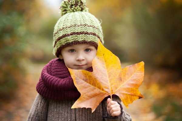 Ребенок с осенним кленовым листом