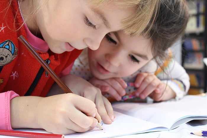Дети пишут в рабочей тетради