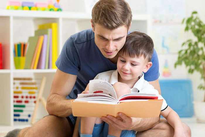 Папа с ребенком читают книжку