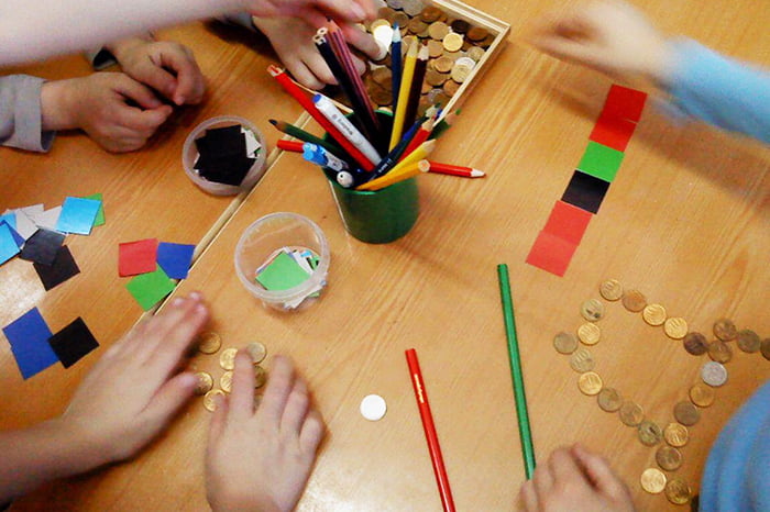 Дети выкладывают буквы из монеток