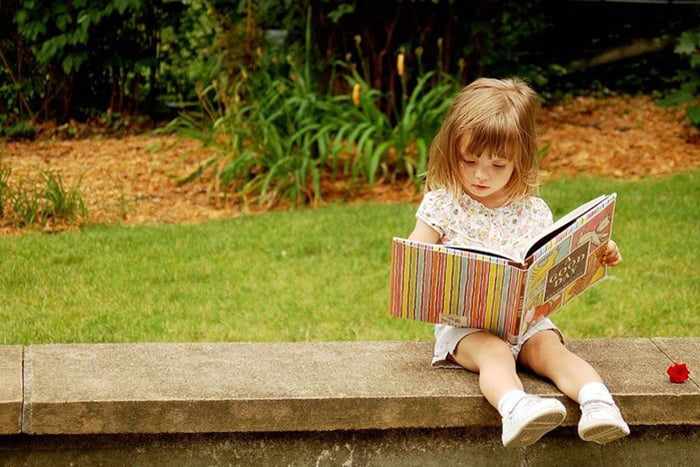 Девочка рассматривает книжку