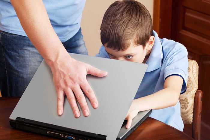 Взрослый запрещает ребенку пользоваться ноутбуком