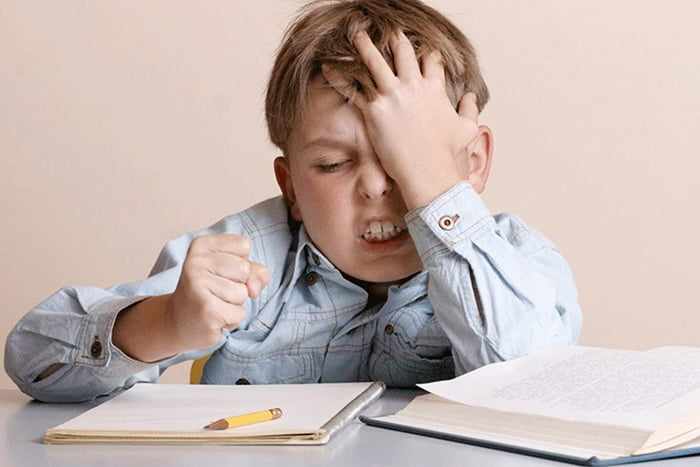 Ребенок злится, делая домашнее задание