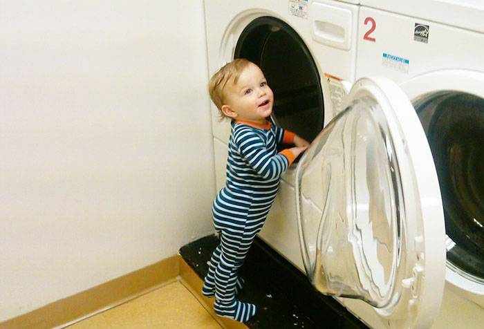 Годовалый малыш у стиральной машинки