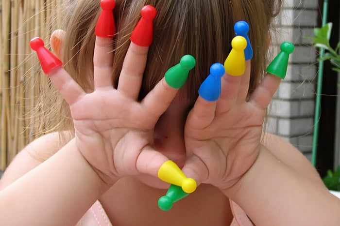Ребенок с колпачками на пальчиках