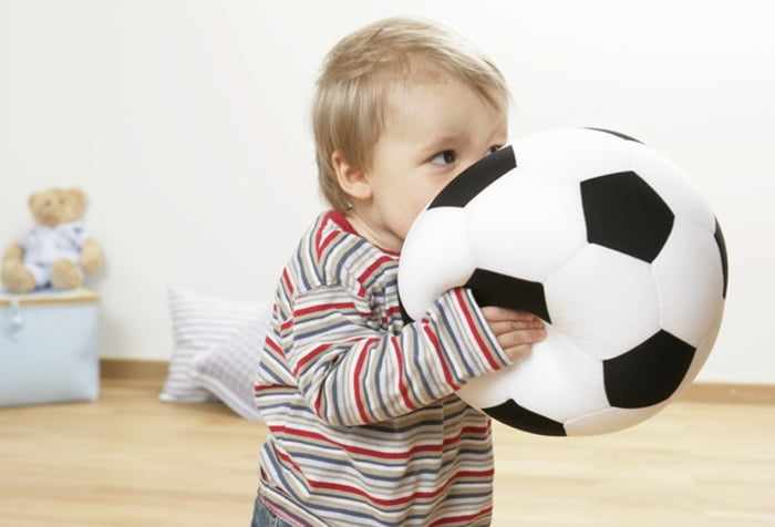 Ребенок с большим мягким мячом