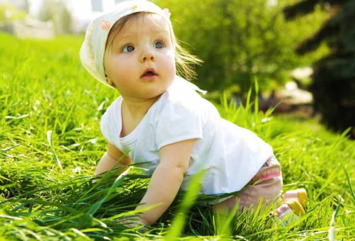 Ребенок ползает по траве
