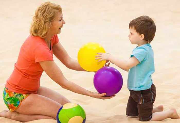 Мама с ребенком играет в мячики