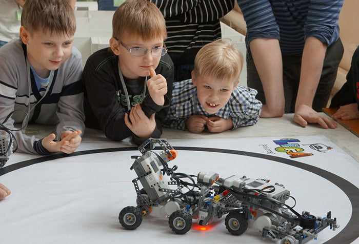Дети на занятии по робототехнике