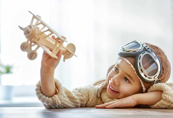 Ребенок играет в летчика