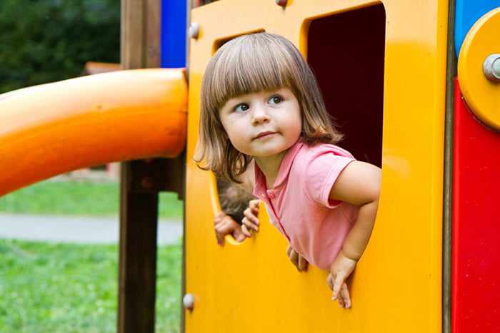 Двухлетняя девочка на детской площадке