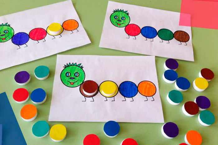 Игра с цветными крышечками для детей