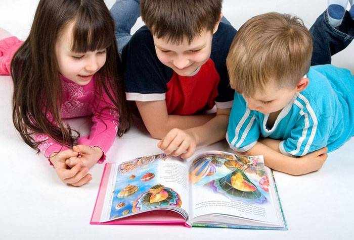 Дети рассматривают книжку