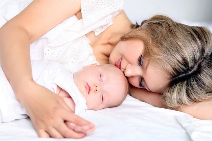 Спящий малыш с мамой