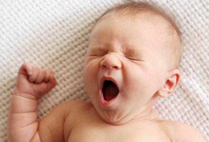 Малыш зевает