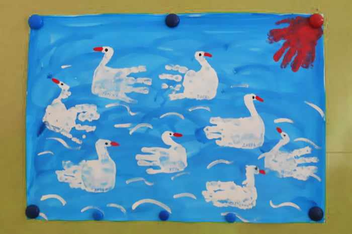 Лебеди, нарисованные детскими ладошками