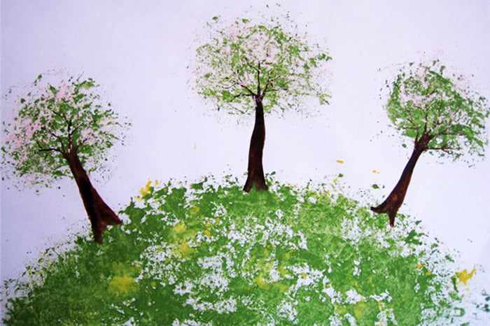 Холм и деревья, нарисованные мятой бумагой