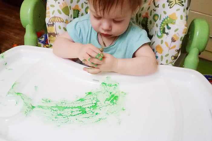 Ребенок знакомится с пальчиковыми красками
