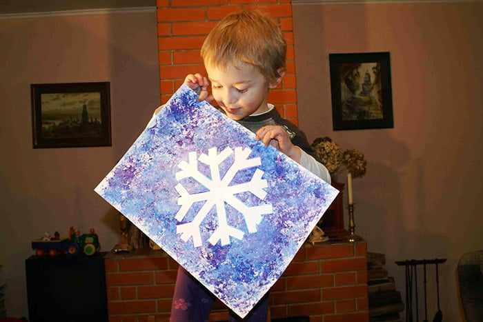 Мальчик с рисунком Снежинка