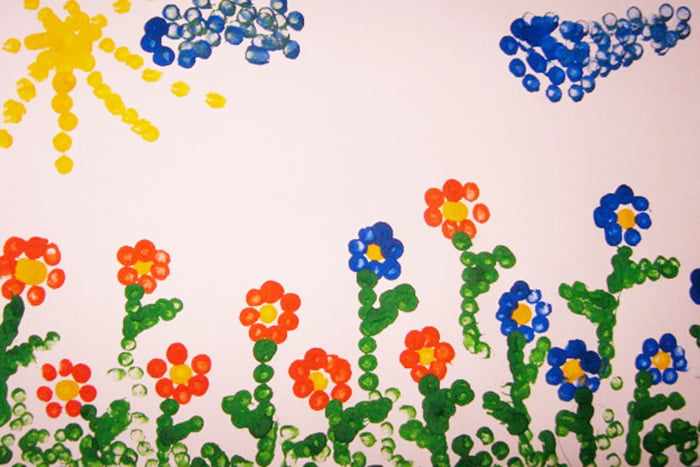 Цветочки, нарисованные ватными палочками